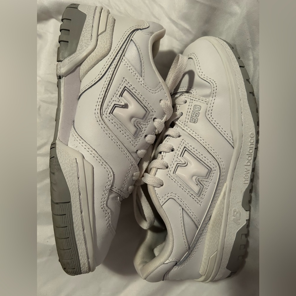 New Balance White/Gray 550s
Boys 5.5/Women’s 6.5-7